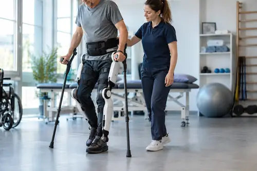 Roboty ułatwiają rehabilitacje.